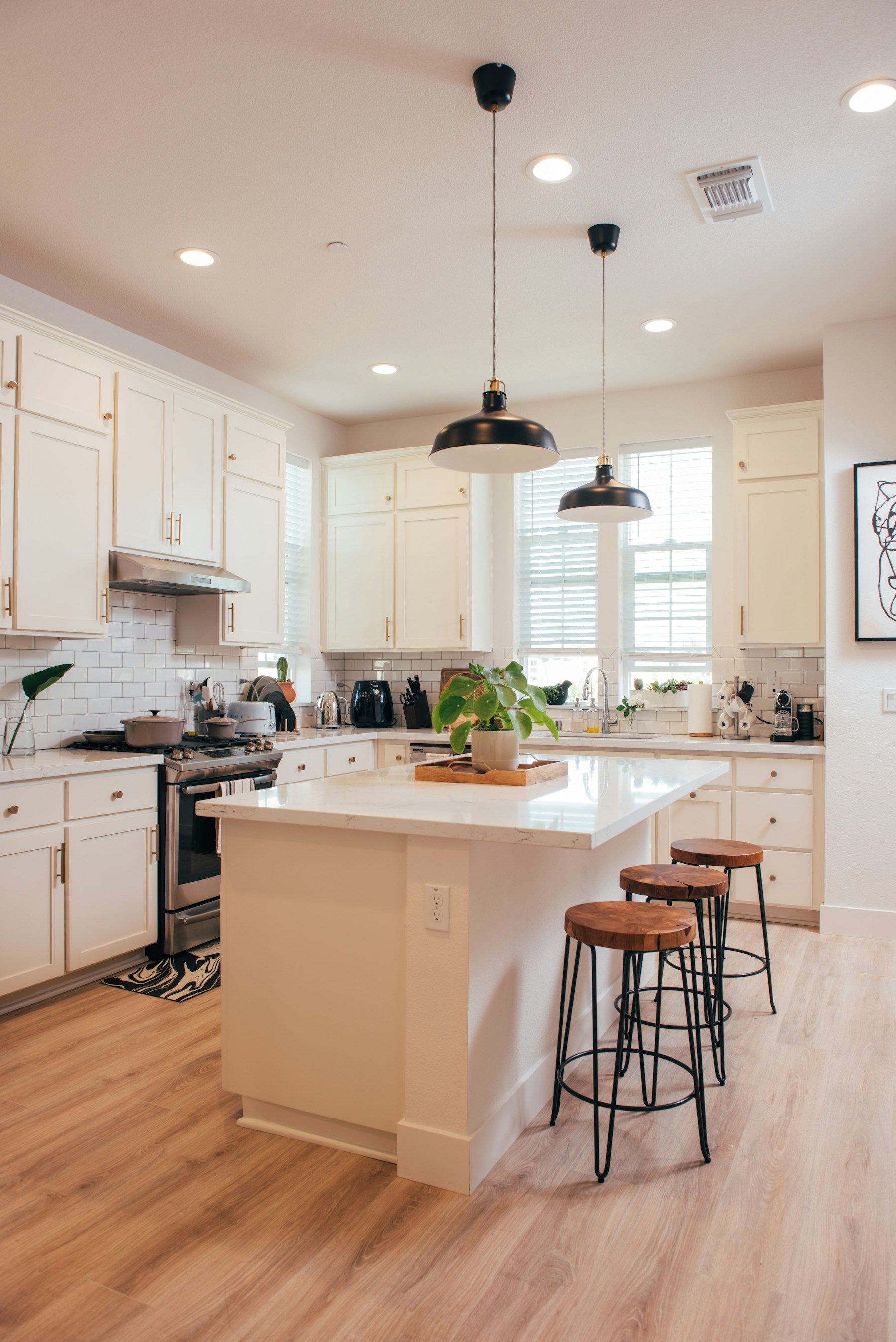 Bright, neatly arranged modern kitchen